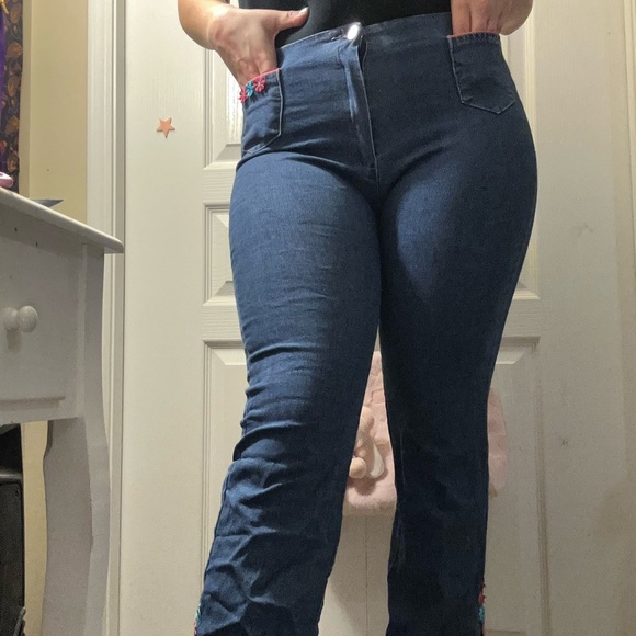 POLLY POCKET Y2K FLOWER POWER FLARE SLIT DENIM JEANS WITH FLOWER APPLIQUE - Picture 5 of 10